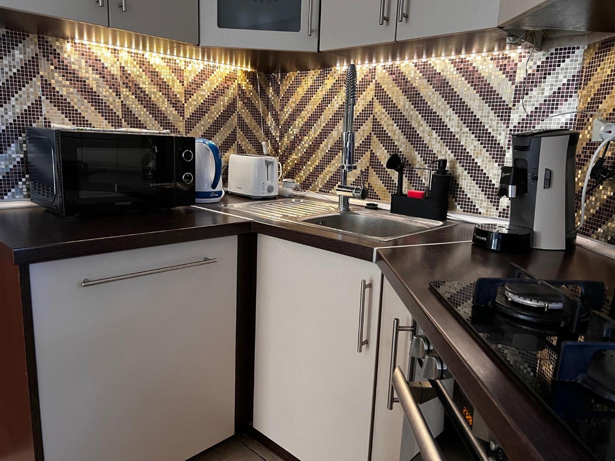 Airport Road/Repter Koezeli Haz Privat Parkoloval Apartment Budapest Bagian luar foto